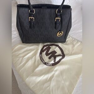 MICHAEL KORS BLACK Shoulder Bag EUC gold MK pendant